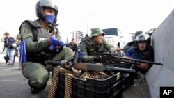 与抗议者站到一边的委内瑞拉军人占据一座高架桥,与效忠马杜罗的军队对峙。(2019年4月30日)