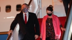 美国国务卿蓬佩奥与夫人2020年10月27日抵达斯里兰卡访问(路透社)