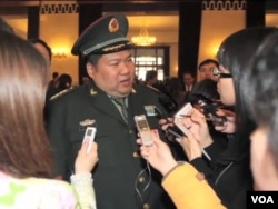 毛新宇面对记者们(視頻截圖)