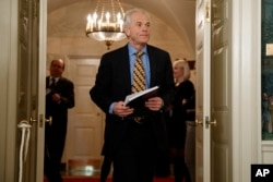 白宫贸易顾问彼得·纳瓦罗2018年3月22日抵达白宫外交接待室,川普总统将宣布关于中国的关税和投资限制。