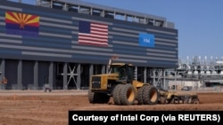 2021年9月23日在美国亚利桑那州钱德勒的未来英特尔公司芯片工厂现场的建筑设备。图片由英特尔公司提供/通过路透社讲义提供。