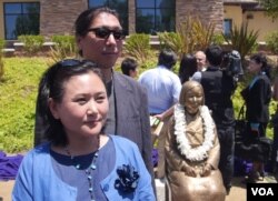 设计慰安妇塑像的韩国夫妇(美国之音国符拍摄)