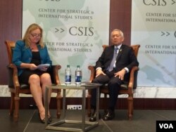 菲律宾外交部长佩费克托·雅赛(右)演讲后接受提问。