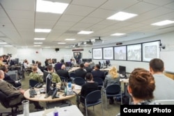 美国国防情报局创新主任博尔登2017年8月2日在华盛顿总部宣布“业界日“人工智能与机器学习报告会开始。(图片由国防情报局提供)