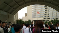 2016年6月14日,众多维权患者聚集北京武警总部大门口请愿,要求赔偿和退还医疗款。(维权患者提供图片)