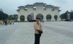 王医生自由广场留影(王医生提供)