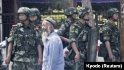 资料照片:中国武警2013年6月29日在新疆乌鲁木齐市街头(日本共同社)
