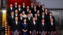 日本新首相岸田文雄(前排中)宣布组成新内阁(路透社2021年10月4日)