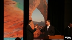 美国在台协会代理处长郦英杰(左)和台湾外交部次长高振群(美国之音杨明拍摄)