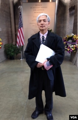 来自中国的王刚现在是维吉尼亚州的一名病理医生。(美国之音 陈怡拍摄)2013年11月13日