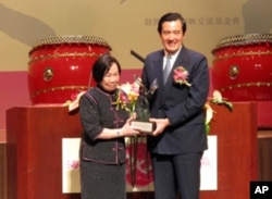 马英九总统颁赠两岸和平特殊贡献奖给辜振甫,由辜振甫遗孀辜严倬云女士领取。