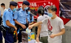 支联会表示,警察怀疑他们使用了已批准的筹款的纸箱,其实是用来收集市民写给在囚犯或者天安门母亲的名信片,为免误放置纸箱收起(美国之音/汤惠芸)