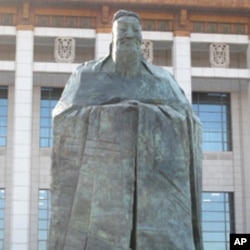 北京国家博物馆前的孔子雕像,孔子和蔑视孔子的毛泽东同在天安门广场