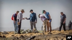 外国调查人员在埃塞俄比亚航空公司班机坠机现场附近调查。(2019年3月12日)