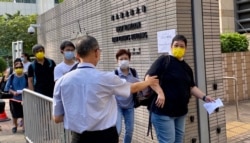 大批香港市民9月10日早上到西九龙裁判法院外排队轮候旁听席,声援国安法被控告的7名支联会常委 (美国之音/汤惠芸)