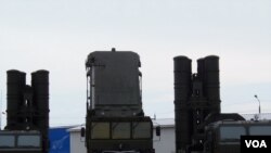 莫斯科国防武器展上首次展出的S-400防空导弹。(美国之音白桦拍摄)