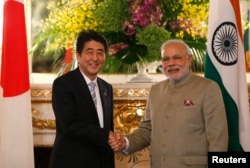 2014年9月1日,印度总理莫迪在东京国宾馆与日本首相安倍握手。