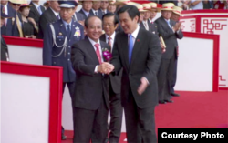 马英九与王金平握手同行(中华民国国庆筹备委员会组织提供)