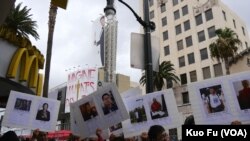 参加者举牌(美国之音国符拍摄)