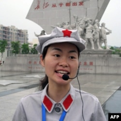 身着红军服装的讲解员