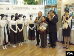 台湾第一夫人周美青(右一)6月5日在“观”舞剧首演后同舞者在一起。(美国之音白桦拍摄)