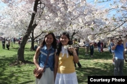 中国异议人士杨海的女儿杨倩怡(右)和异议人士刘贤斌的女儿陈桥2014年春在美国(照片来源:王菁拍摄)