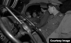 1989年天安门运动期间,北京市民围堵军车