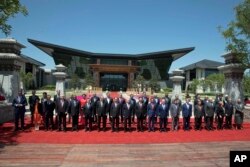 在北京雁栖湖国际会议中心,出席“一带一路”国际合作高峰论坛的各国领导人合影(2017年5月15日). 有29个国家的元首和政府首脑参加。工业七国集团成员国的领导人都没有参加这次峰会。印度由于不满中国把与巴基斯坦合作的“中巴经济走廊”纳入一带一路而且计划在印巴争夺主权的克什米尔地区兴建水坝,没有派代表团参加这次会议。
