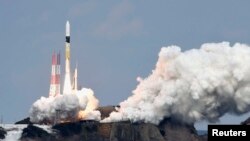 资料照:运载“隼鸟2号”的H-IIA火箭从日本种子岛太空中心发射升空。(2014年12月3日)