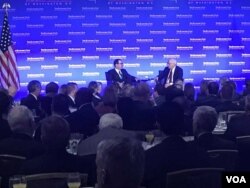 美国财长努钦周五在华盛顿一个活动中受访时说,财政部已经成立一个跨机构工作组,对加密货币进行监督。(美国之音萧洵拍摄)