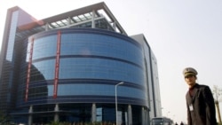 资料照:中芯国际在上海开业时一名保安站在楼前。(2001年11月22日)