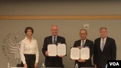 在美国和平研究所举行的一个仪式上,美国官员感谢台湾在曾经被伊斯兰国恐怖组织占领地区所做的稳定和人道努力。左起:美国国务院负责东亚太平洋事务的代理副助理国务卿石露蕊(Laura Stone);美国在台协会执行理事罗瑞智(John Norris);台湾驻美代表高硕泰;负责全球打击伊斯兰国联盟的美国总统副特使沃尔夫(Terry Wolff) (美国之音钟易廷拍摄)