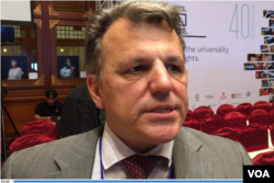 2019年10月21日国际人权联盟主席克里斯特帕洛斯在该组织第40届年会上接受美国之音访问 （美国之音齐勇明拍摄）