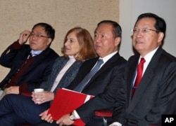 台湾驻美代表处官员与葛来仪观看总统开票选情,左起台湾驻美副代表李澄然,台湾驻美副代表张大同,葛来仪,台湾驻美代表处新闻组组长王亿