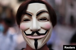 香港一名戴着盖伊·福克斯面罩的抗议者反对港府的禁蒙面法。(2019年10月4日)