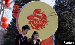 北京地坛一对新人结婚。