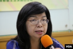 “公民监督国会联盟”理事长黄秀端教授(美国之音杨明拍摄)