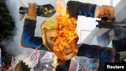 菲律宾示威者焚烧川普像。(2017年11月13日)