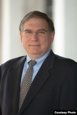 美国国立卫生研究院(NIH) 常务副院长塔巴克(Lawrence Tabak)