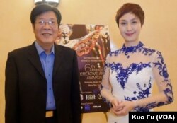 代表霸王别姬3D版领奖的夏伟亮和史依弘(美国之音国符拍摄)