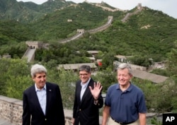 (左起)美国国务卿克里,财政部长雅各布·卢和驻华大使博卡斯游览北京八达岭长城(2014年7月8日)