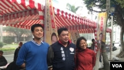 吾尔开希在台湾立法院外与返台的美籍台湾青年交谈。(美国之音萧洵摄影)