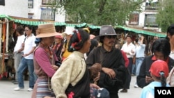 藏区街上行人(美国之音张楠拍摄)