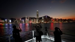 摄影师们正在拍摄香港岛金融区的落日时分景色。(2019年11月29日)