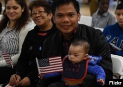 在马里兰州的一次规划入籍仪式上,将近100人成为美国新公民。(2015年10月3日)