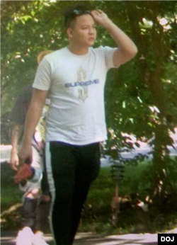 资料照片:起诉书附上的监控照片显示郑从英(译音)在“猎狐”对象“男甲”住宅附近活动。