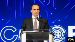 美国总统科技政策副助理2018年4月10日在美国商会一场活动上发表讲话。(美国之音林枫拍摄)