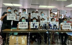 参与2020年7月中举行的香港民主派立法会35+初选的抗争派社运人士及现任区议员, 1月6日早上被警方上门拘捕,指控他们违反港区国安法颠覆中国国家政权罪。前香港众志秘书长黄之锋(前排左二)目前正在监狱服刑,据报道警方1月6日到他家中搜查, 这次是黄之锋首次被控涉嫌触犯国安法的罪名 (美国之音/汤惠芸)