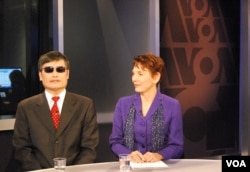 美国关注中国妇女权益的人权组织女权无疆界的创办人兼主席瑞洁和陈光诚参加VOA卫视节目(2013年1月30日)