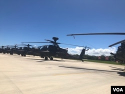 台湾陆军航空29架阿帕奇攻击直升机完成全作战能力的成军目标。(美国之音记者萧洵摄影)